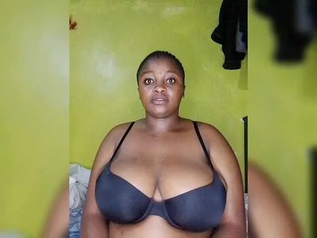 bigtitsqueen33 on BongaCams