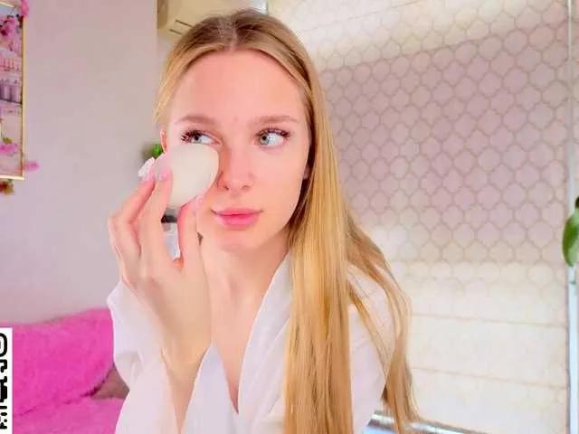 Offline CrimsonAura on BongaCams