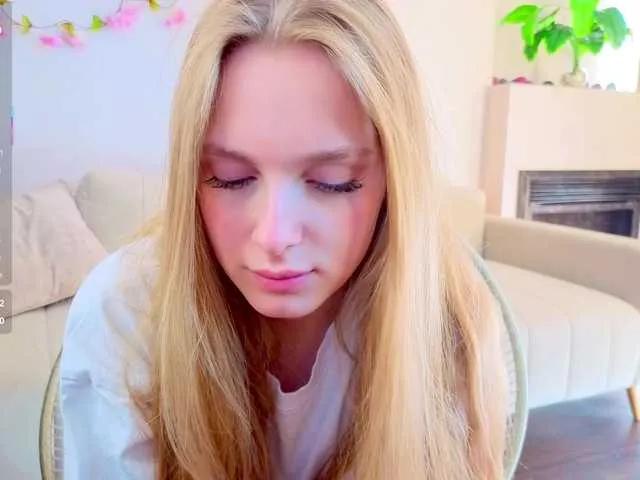 Offline CrimsonAura on BongaCams