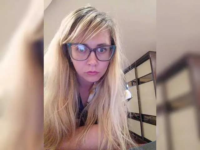 Offline Crystal00Girl on BongaCams