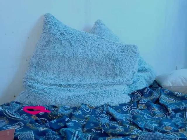 Offline FrankieFoxie on BongaCams