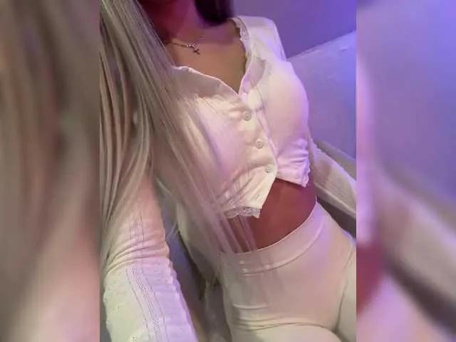 Freechat HollyPolly111 on BongaCams