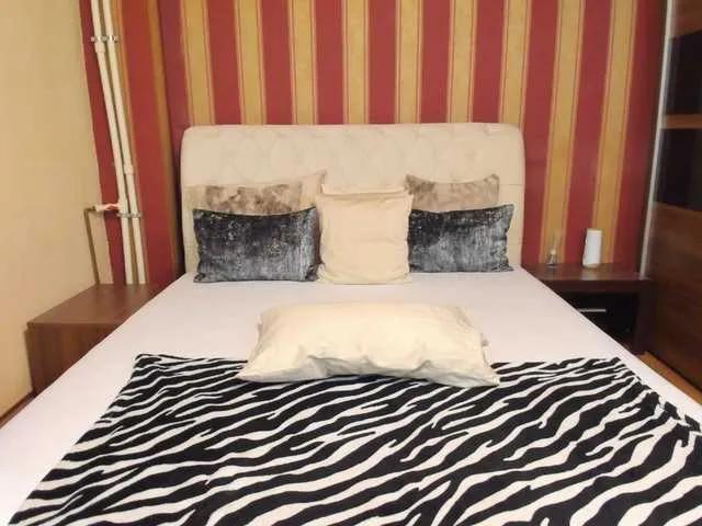 Offline MadameCrowford on BongaCams