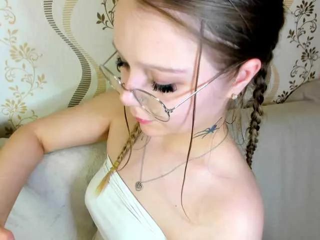 Offline MelMooon on BongaCams