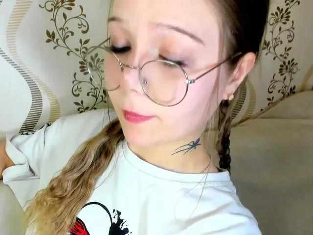 Offline MelMooon on BongaCams