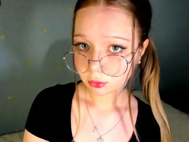 Offline MelMooon on BongaCams