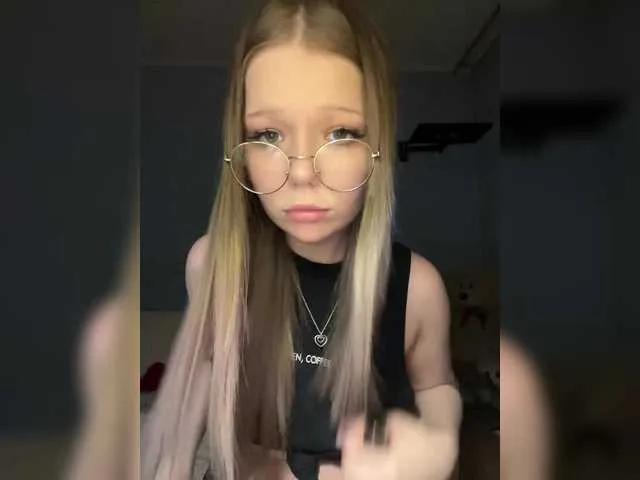 Offline MelMooon on BongaCams