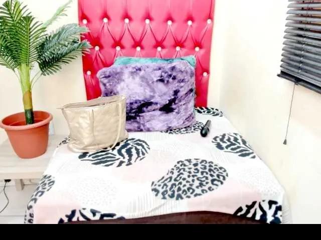 strawberrylips — play with my pussy and sucking on my tits