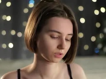 approche_toi_petite on Chaturbate