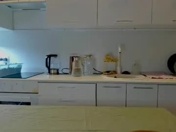 crystalnut on Chaturbate