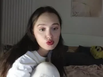 evi_woow — GOAL: tease top [395 tokens remaining] Welcome to my room! Good morning for rich and sexy people ) #feet #brunette #new #cute #young