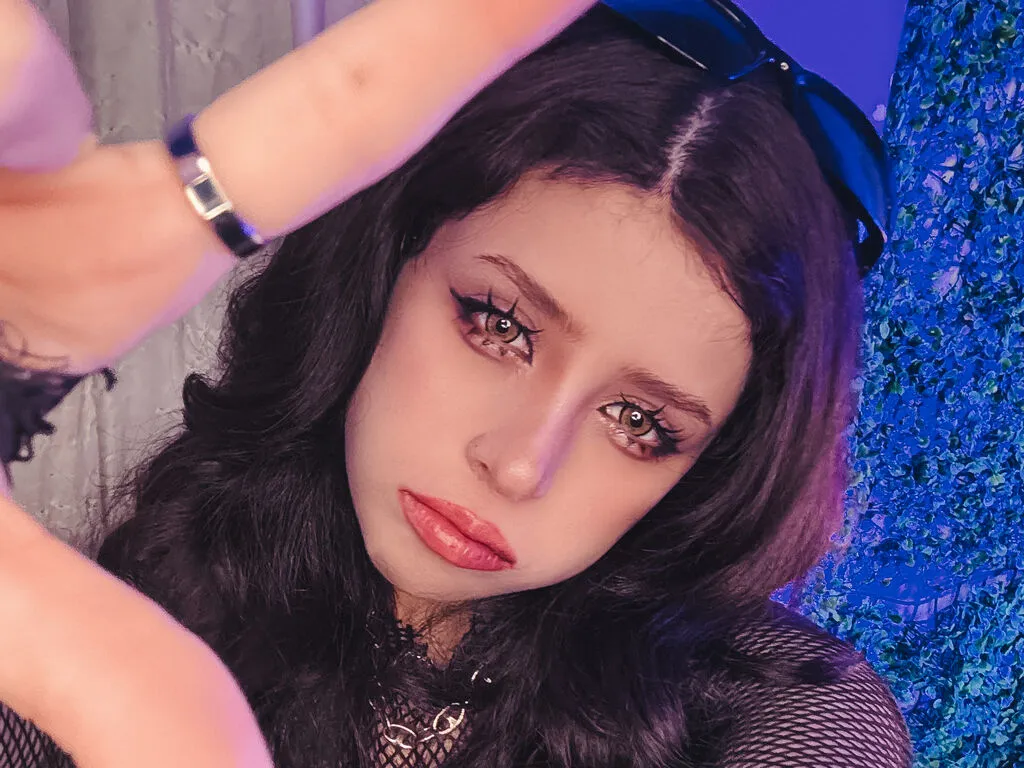 AlyBellemore — Compliments and sweet talk

Gentle teasing and playful vibes

Music, cozy outfits, soft aesthetics

Respectful, patient users