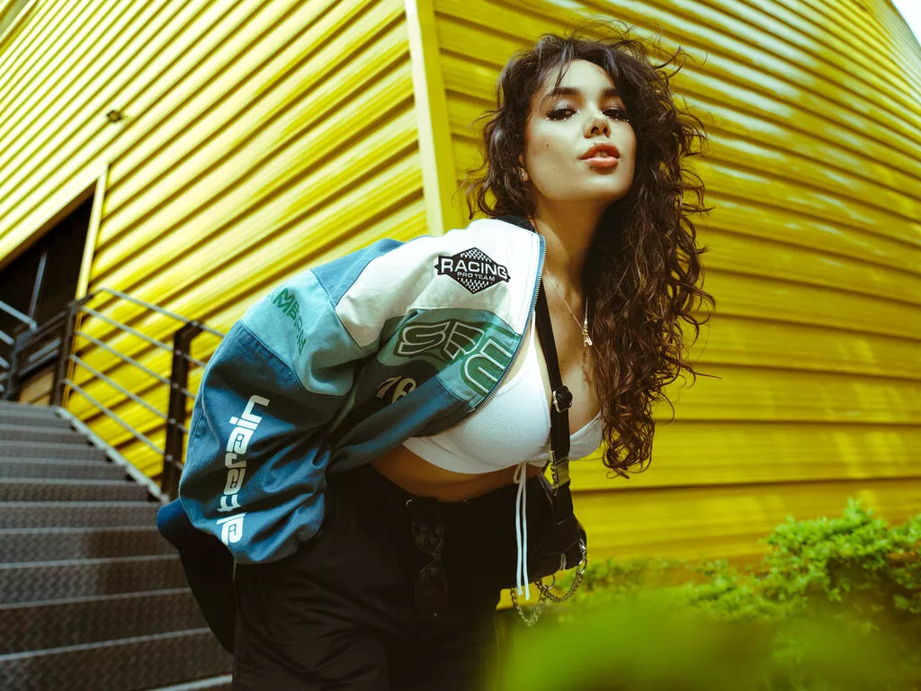 ClaireThonpsom — I am a girl who enjoys pleasing others a lot, I have no limitations and I love to experiment, also to learn, so I like that they also teach me different ways of feeling and giving pleasure.