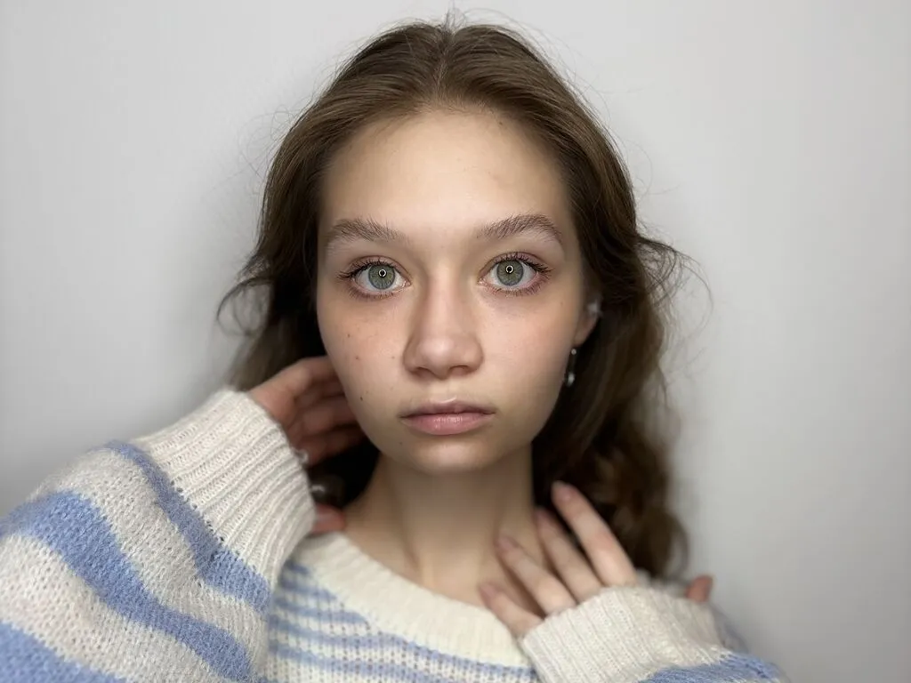 EmogeneZiad — My elements are dancing and fun parties. Ready to light up the dance floor, the club, or just my kitchen while cooking dinner. My energy is contagious, I promise!