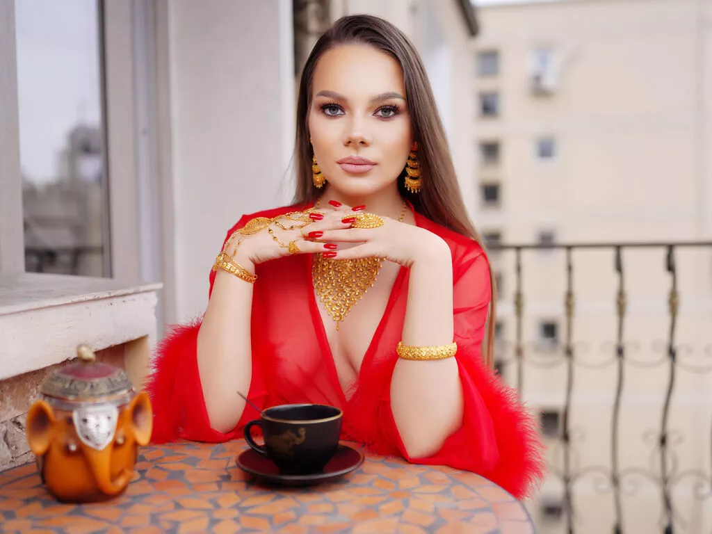 VictoriaMinha — I like to push my limits, read, explore the world and of course I love my cats.