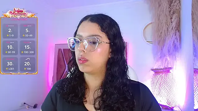 Aurora_Brownn — Play in asshole with fingers