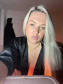 Bustyblondebabe32 on StripChat