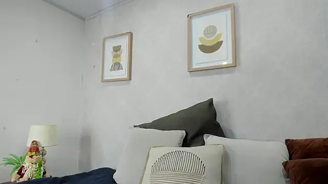 Caroline_dh on StripChat