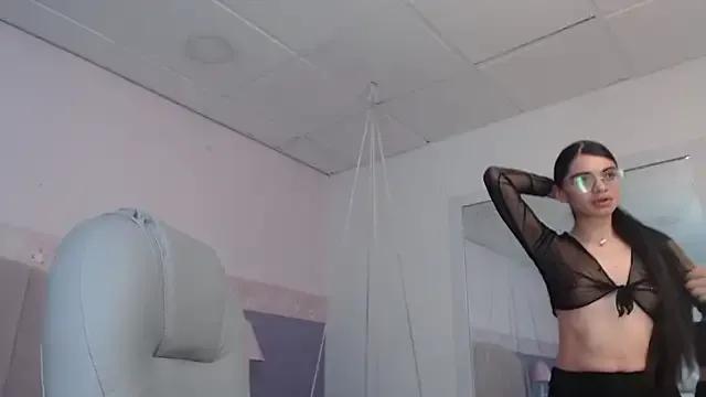 Emerald_gh on StripChat 