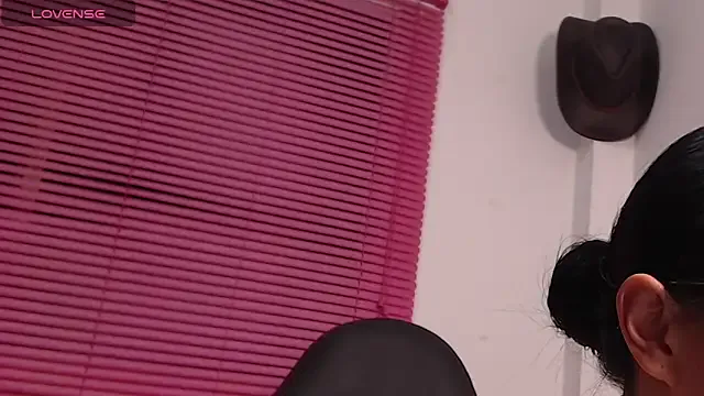 Emma_Hotkiss on StripChat