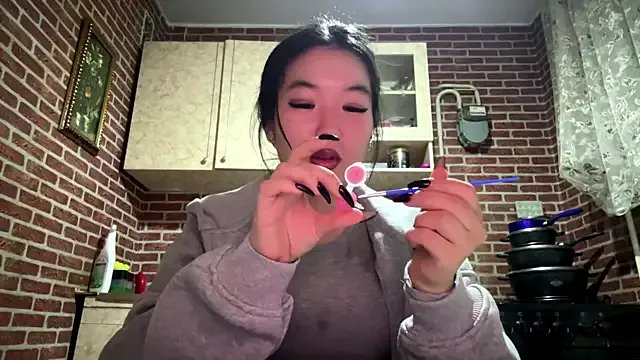 EmmaLeexth on StripChat