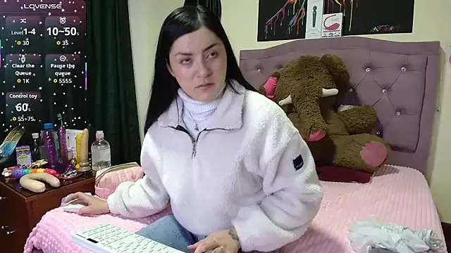 Emmie_Hot