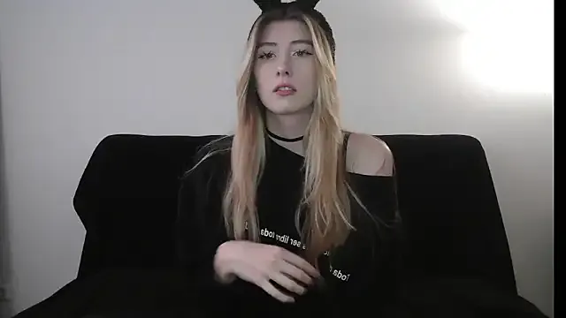 ErikaShyy on StripChat