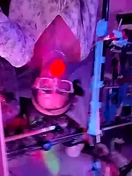 gurlnips on StripChat