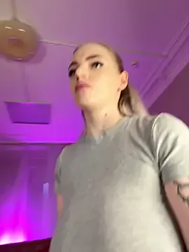 HugeBoobsAlice on StripChat