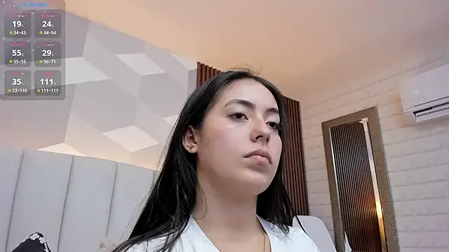 Julietasantos__ on StripChat