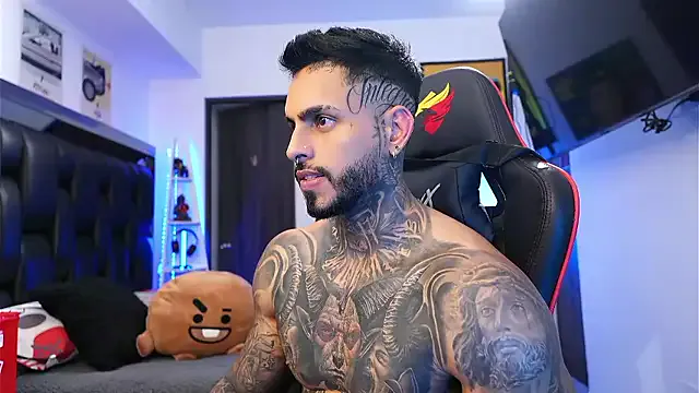 logan_hugh8 on StripChat