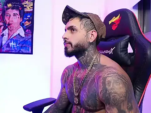 logan_hugh8 on StripChat