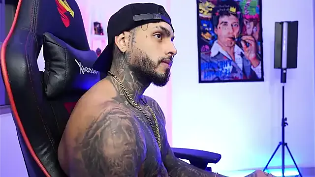 logan_hugh8 on StripChat