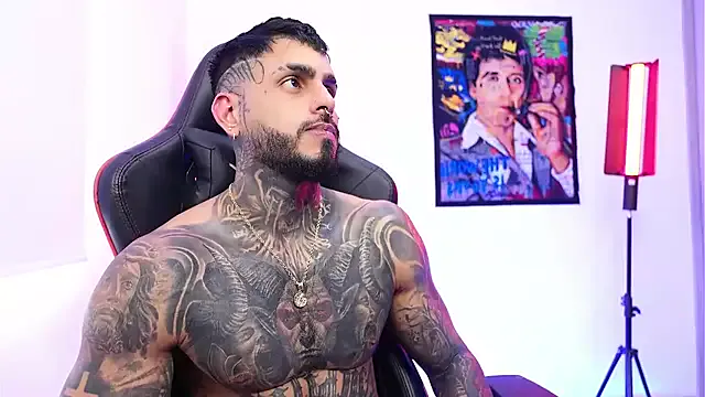 logan_hugh8 on StripChat