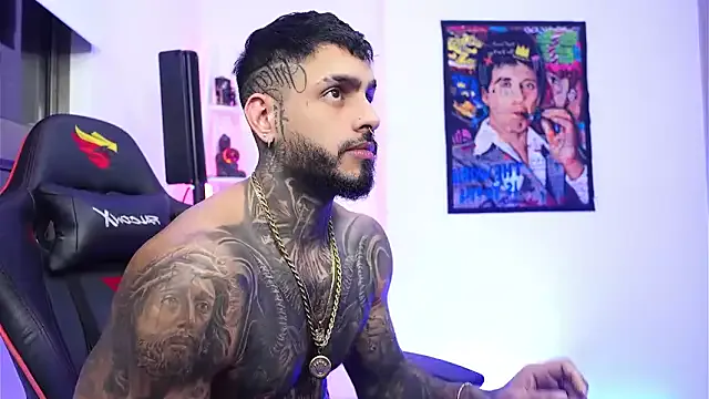 logan_hugh8 on StripChat