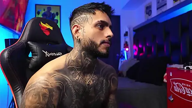 logan_hugh8 on StripChat