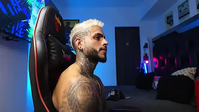 logan_hugh8 on StripChat