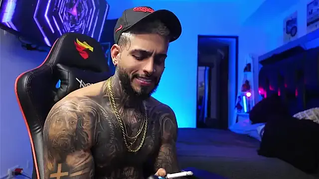 logan_hugh8 on StripChat