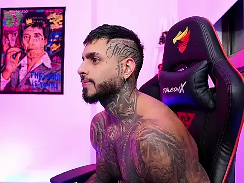 logan_hugh8 on StripChat