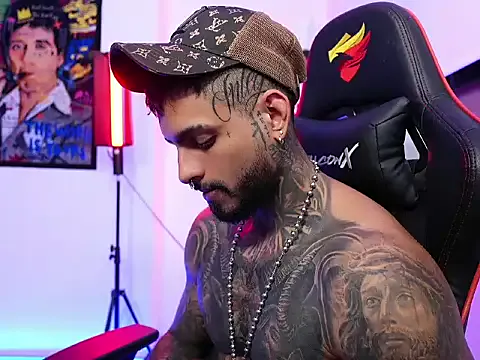 logan_hugh8 on StripChat