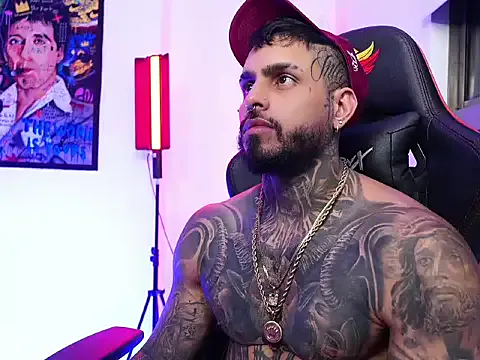 logan_hugh8 on StripChat