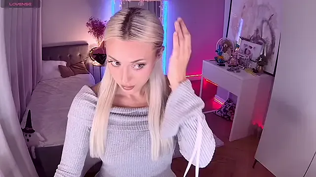 LoryWood on StripChat