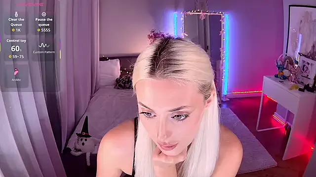 LoryWood on StripChat