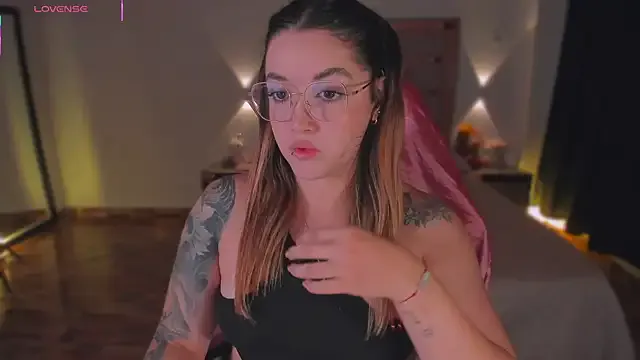 lunaarose on StripChat