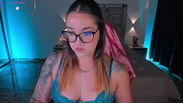 lunaarose on StripChat