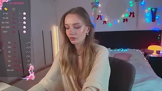 LunaticaBae on StripChat