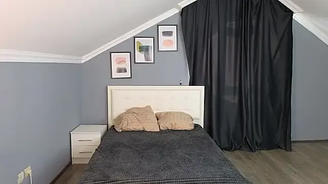 Naomi_Demio — I'll show you my legs 5 minutes ;3