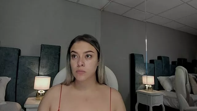 Nicolle_W on StripChat