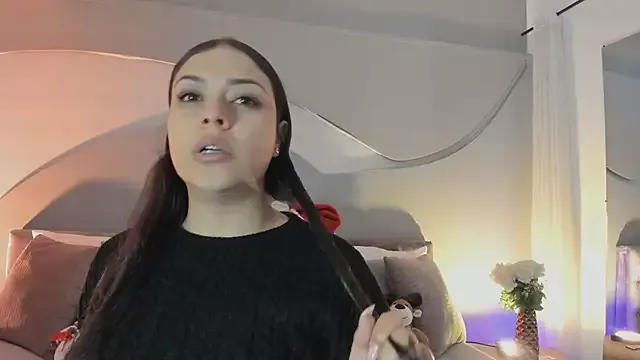 Nicolle_W on StripChat