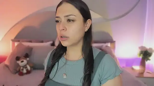 Nicolle_W on StripChat